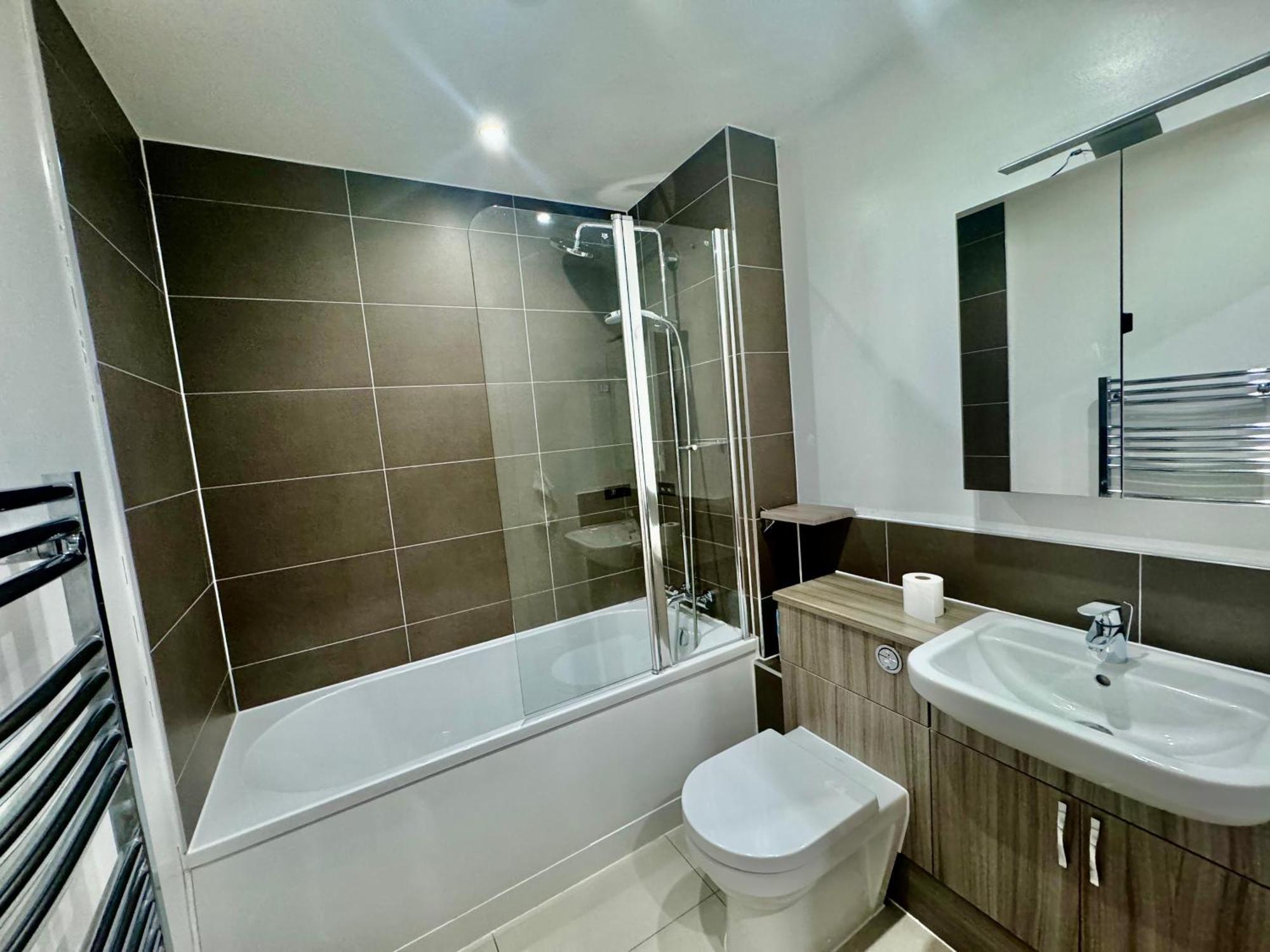 Luxury 2 Bed Entire Apartment-Near Tube & Shopping Centre Harrow Exterior foto
